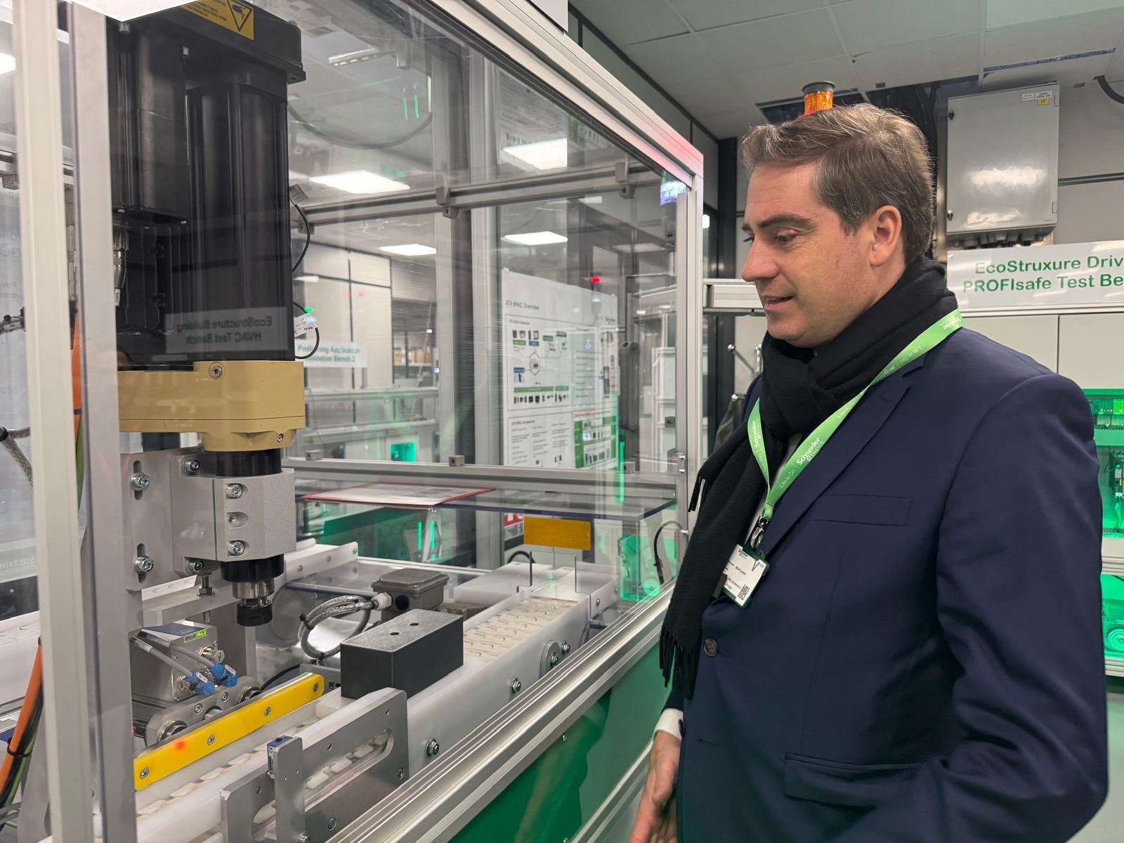 Olivier Becht en visite dans une entreprise