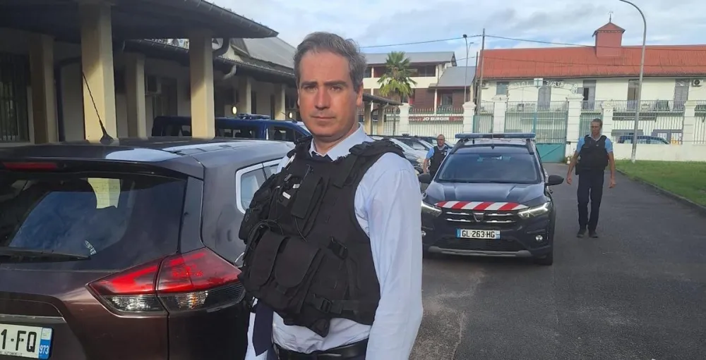 Olivier Becht en gilet pare-balles aux côtés de gendarmes