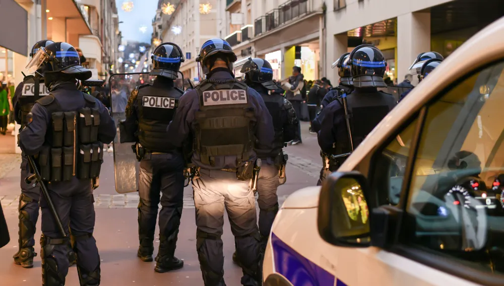 Policiers en tenue d’intervention dans une rue commerçante