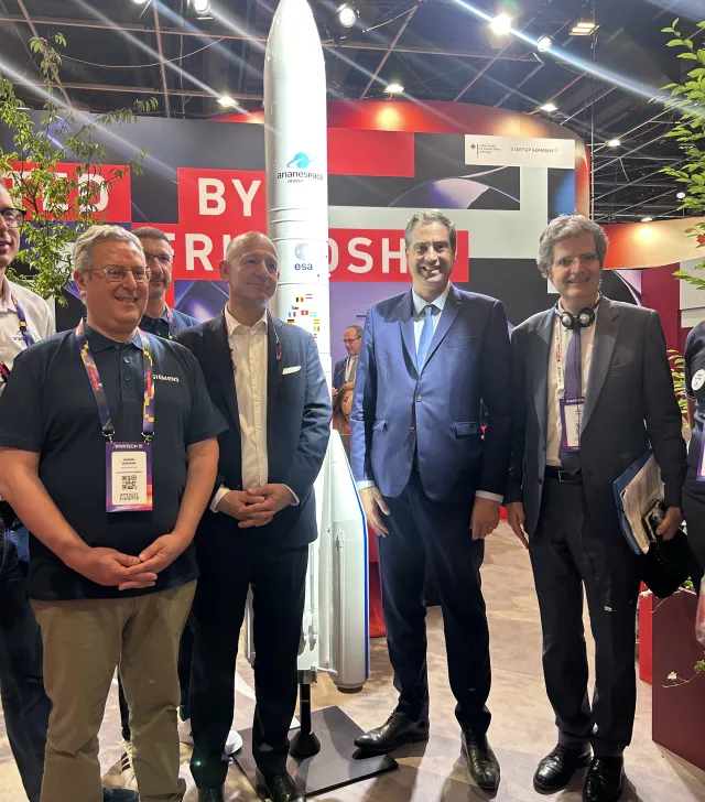 Olivier Becht avec des exposants sur un salon professionnel