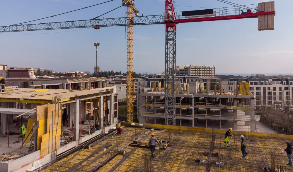 Chantier de construction d’immeubles avec des grues