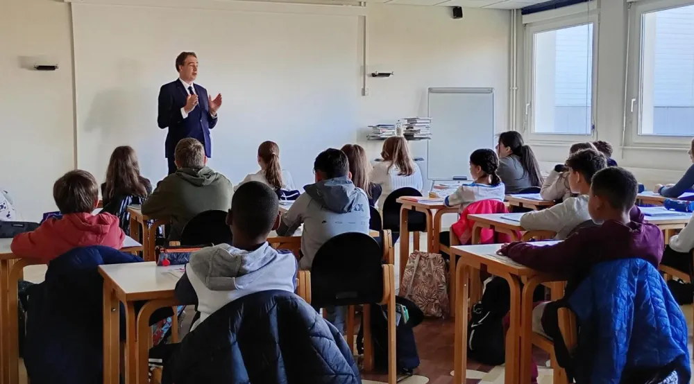 Olivier Becht devant une classe de collégiens