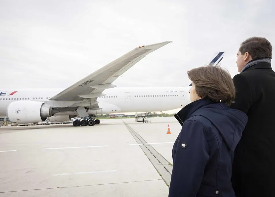 Olivier Becht sur le tarmac d’un aéroport, devant un avion de ligne