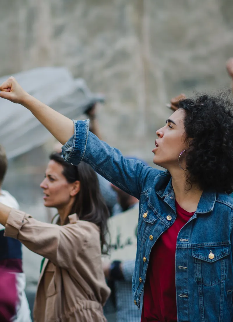 Manifestants levant le poing dans une rue