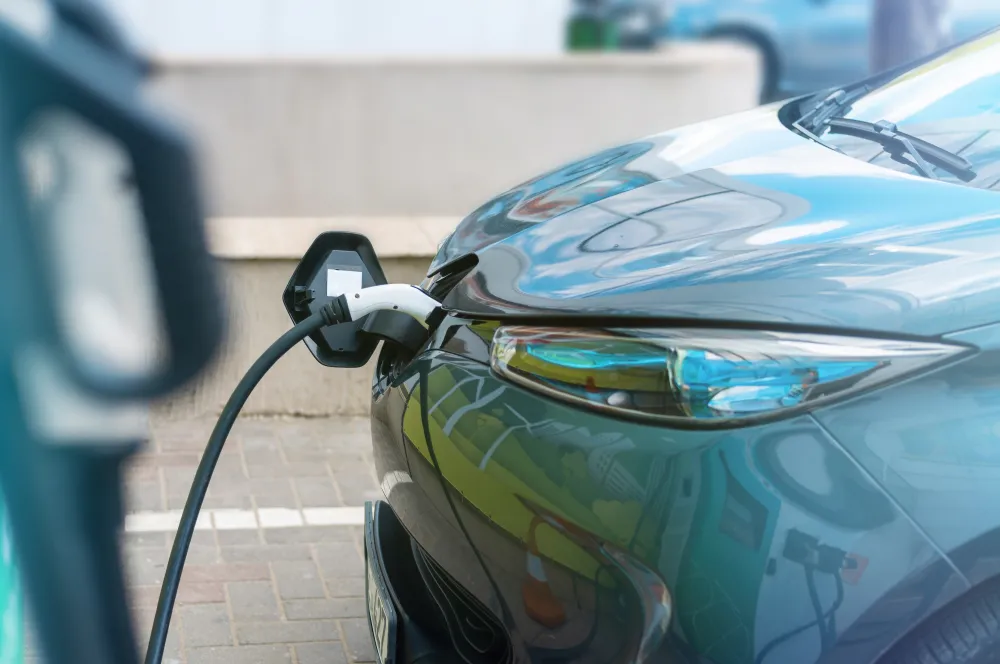Voiture électrique en charge sur une borne