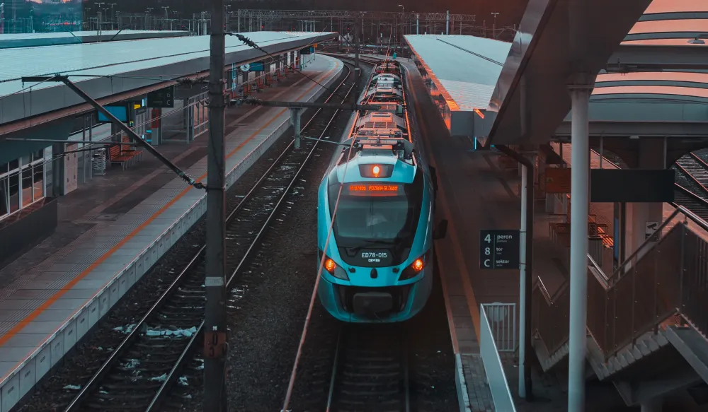 Train à quai dans une gare au lever du soleil