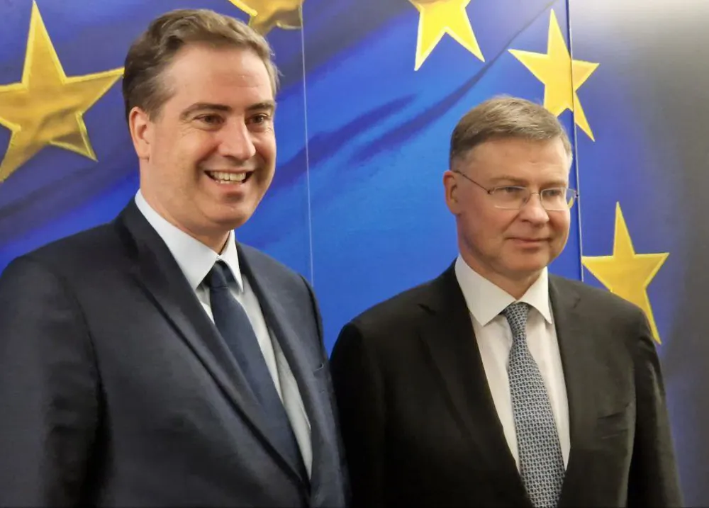 Olivier Becht devant les drapeaux de l’Union européenne