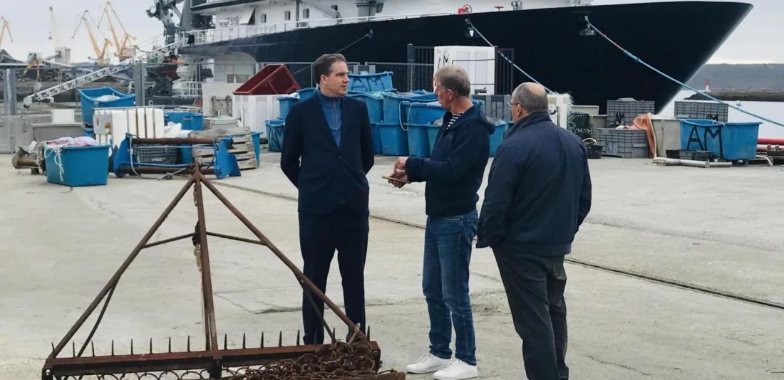 Olivier Becht en échange avec des pêcheurs sur un port