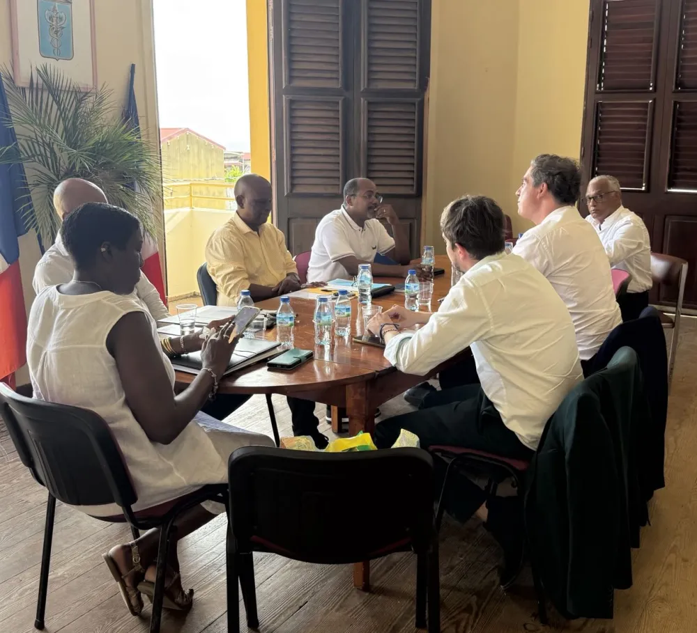 Olivier Becht en réunion de travail autour d’une table avec des élus et habitants