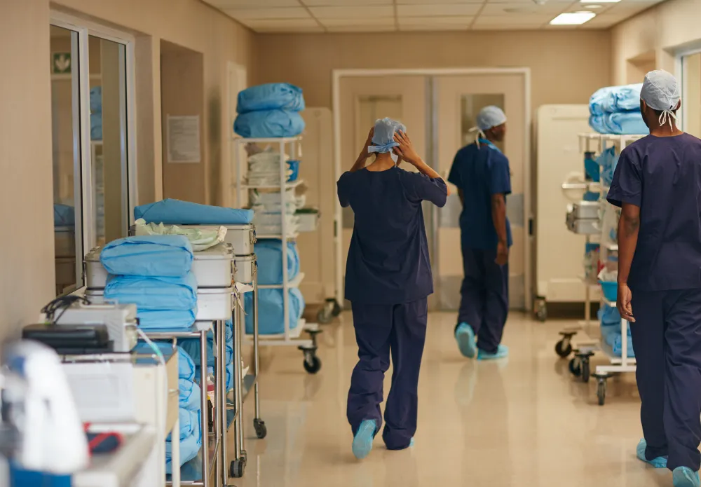 Soignants en tenue dans un couloir d’hôpital