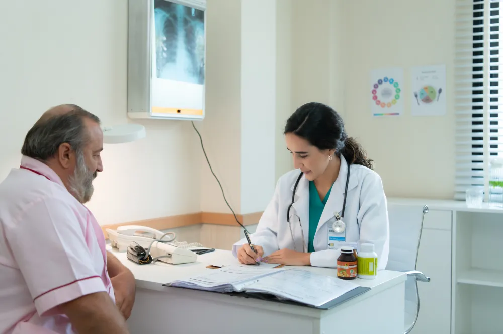 Une médecin reçoit un patient en consultation
