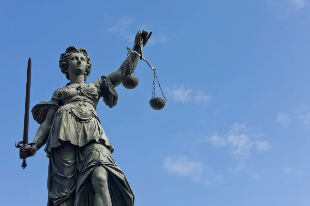 Statue de la Justice tenant une balance et un glaive