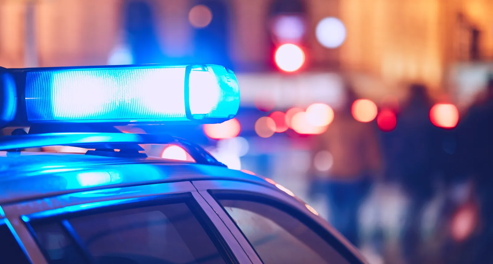 Gyrophare d’un véhicule de police la nuit